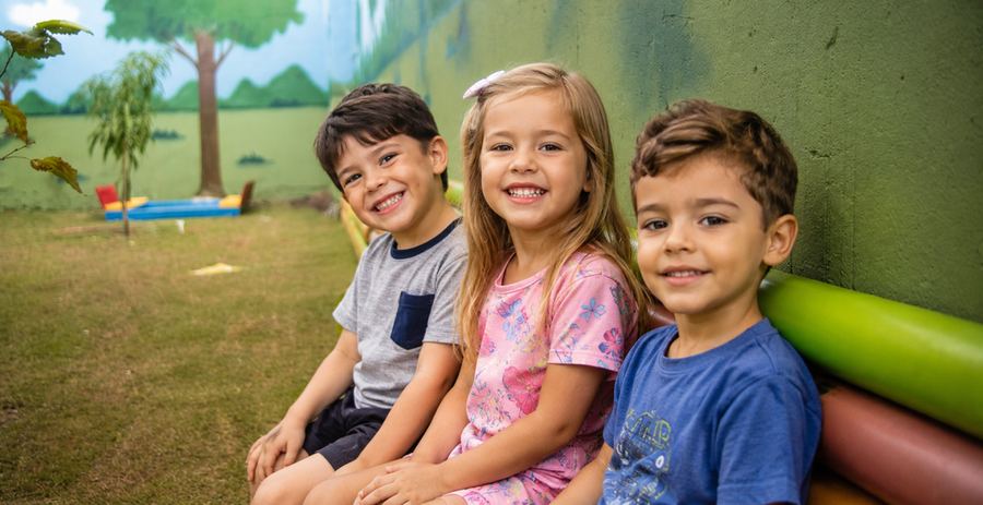 Crianças sorrindo no colégio